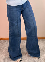 Load image into Gallery viewer, Mediun Wash Front Seam Wide Leg O2 Jeans - No Pockets
