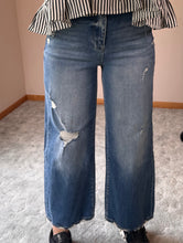 Load image into Gallery viewer, Wide Leg Cropped Petra Jeans
