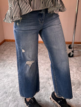 Load image into Gallery viewer, Wide Leg Cropped Petra Jeans
