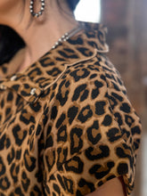 Load image into Gallery viewer, Leopard 1/4 Snap Top
