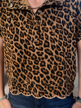 Load image into Gallery viewer, Leopard 1/4 Snap Top
