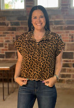 Load image into Gallery viewer, Leopard 1/4 Snap Top
