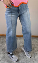 Load image into Gallery viewer, Light Wash Front Seam Cropped Risen Jeans
