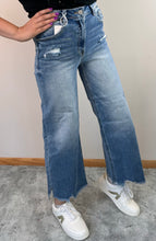 Load image into Gallery viewer, Medium Wash Cropped Wide Leg Risen Jeans
