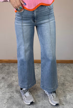 Load image into Gallery viewer, Light Wash Front Seam Cropped Risen Jeans
