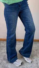 Load image into Gallery viewer, High Rise Trouser Relaxed Flare Lovervet Jeans.
