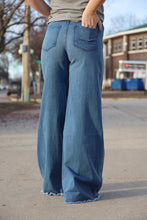 Load image into Gallery viewer, Medium Wash Vintage Wide Leg Jeans
