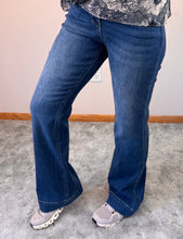 Load image into Gallery viewer, High Rise Trouser Relaxed Flare Lovervet Jeans.
