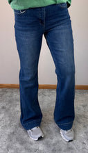 Load image into Gallery viewer, High Rise Trouser Relaxed Flare Lovervet Jeans.
