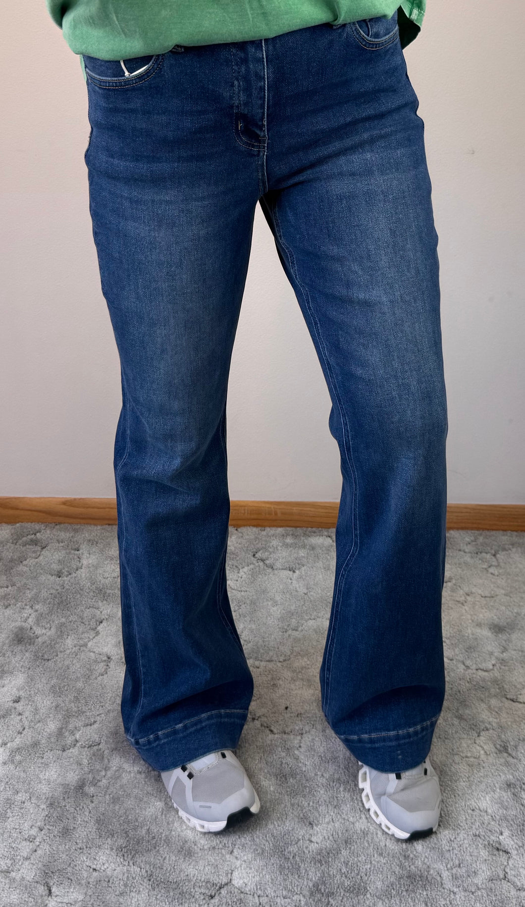 High Rise Trouser Relaxed Flare Lovervet Jeans.