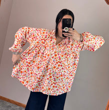 Load image into Gallery viewer, Floral Button Down Top - PLUS
