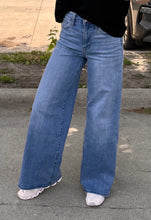 Load image into Gallery viewer, High Rise Super Wide Leg Lovervet Jeans
