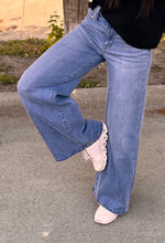 Load image into Gallery viewer, High Rise Super Wide Leg Lovervet Jeans
