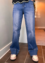 Load image into Gallery viewer, Medium Wash Trouser Vintage Flare Lovervet Jeans
