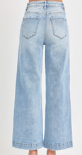 Load image into Gallery viewer, Light Wash Front Seam Cropped Risen Jeans

