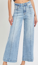 Load image into Gallery viewer, Light Wash Front Seam Cropped Risen Jeans
