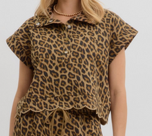 Load image into Gallery viewer, Leopard 1/4 Snap Top
