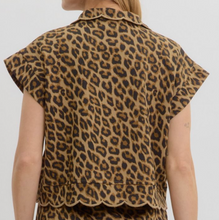 Load image into Gallery viewer, Leopard 1/4 Snap Top
